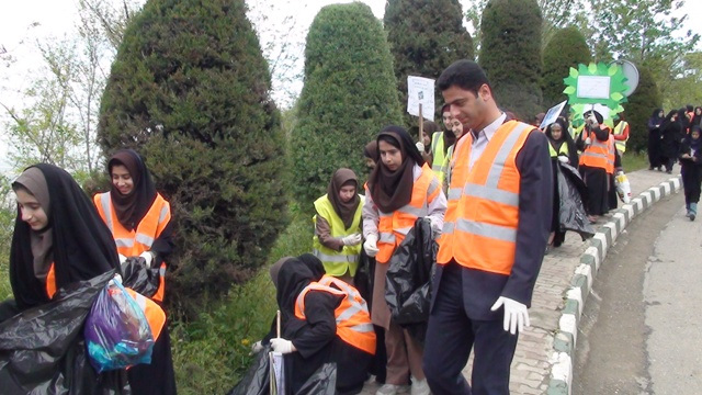 بام سبز لاهيجان به مناسبت روز زمين پاك به صورت نمادين پاكسازي شد